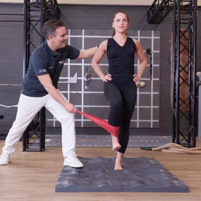 Balancetraining auf Strukturbodenplatten - Balancetraining auf Strukturbodenplatten